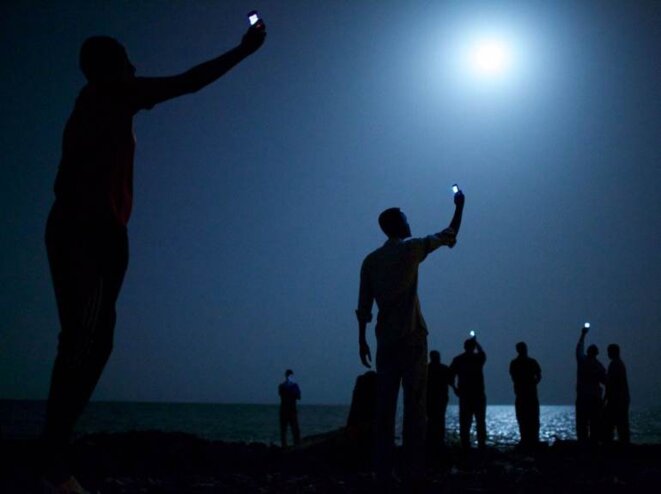 World Press 2013 – 26 février 2013, Djibouti. Des migrants africains tentent de capter le réseau téléphonique somalien © JOHN STEINMEYER/VII POUR « NATIONAL GEOGRAPHIC » World Press 2013 – 26 février 2013, Djibouti. Des migrants africains tentent de capter le réseau téléphonique somalien © JOHN STEINMEYER/VII POUR « NATIONAL GEOGRAPHIC »